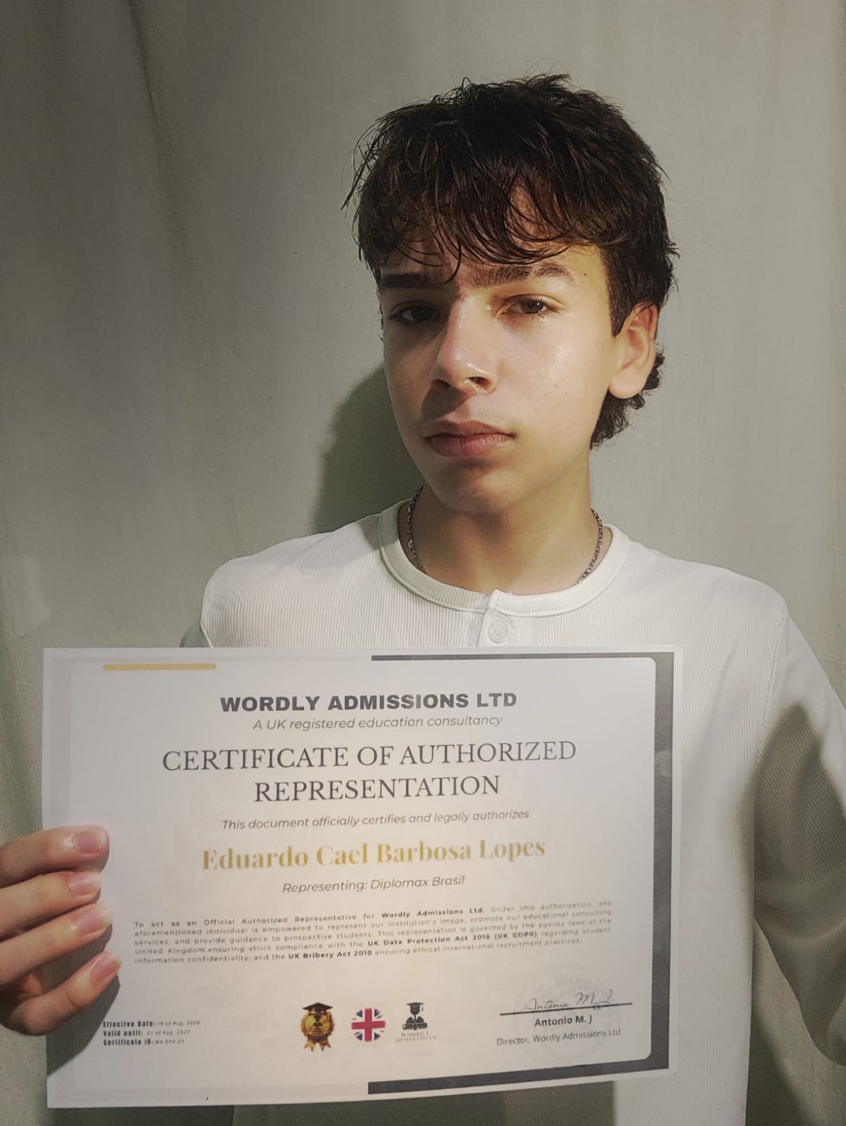Eduardo Cael Barbosa Lopes holding the Wordly Admissions certificate of authorized representation
